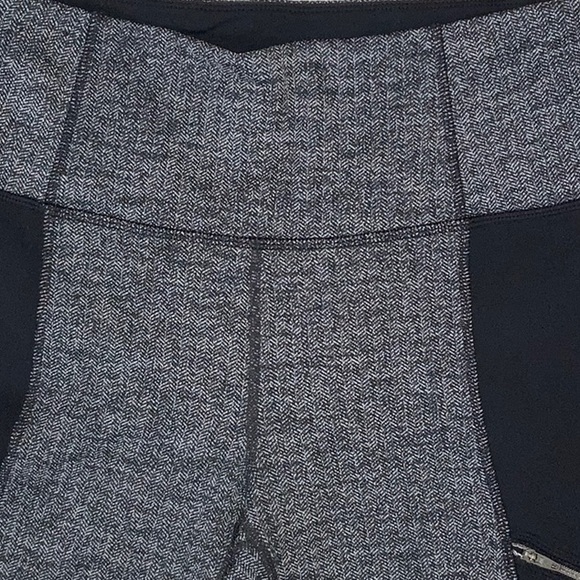 NWOT Athleta Leggings with zipper pockets, Dual Color, Size S - Picture 4 of 7